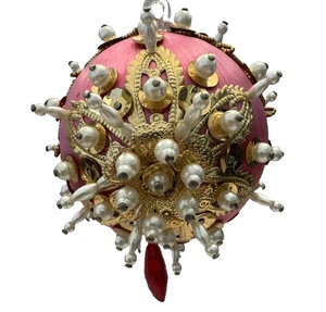 ORNAMENTO NATALIZIO VINTAGE spilla a spinta paillettes perline ROSA SETA CON PERLE BIANCHE - Foto 1 di 6