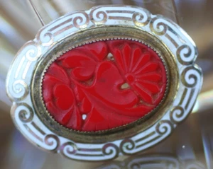 vintage :* CARVED ORNATE RED CINNABAR FRAMED IN ENAMELED OVAL FRAME BROOCH:* - Bild 1 von 8