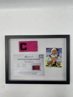 Kapitänsbinde Rudi Völler signiert im Rahmen Deutschland Autogramm - Bild 1 von 4