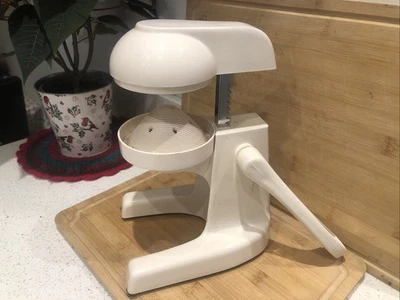 Vintage METROKANE MIGHTY OJ Citrus Orange Lemon Juicer Manual Press squeezer - Image 1 of 4