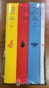 Stieg Larsson Millennium Trilogy Box Set New Girl Dragon Tattoo Fire Hornet Book - Imagen 1 de 5