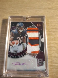 RAD-RJO Roschon Johnson 2023 Panini Spectra - Radiant Rookie Patch Signatures... - Bild 1 von 2