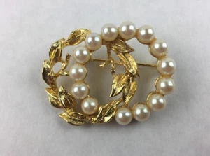 Vintage Richelieu Pin Double Circle Faux Pearl Beads and Leaf Detail 1.5" x 1" - Picture 1 of 4