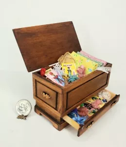 Vintage IGMA Artigianale Cucito Coperta Riempita Cassapanca/Baule 1:12 Casa delle Bambole Miniatura - Foto 1 di 8