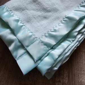 Coperta neonato acrilico bordo raso blu 35 x 50 passeggino morbido bianco ricezione - Foto 1 di 7