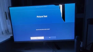 Samsung M5 32inch White Smart Monitor (Screen Broken) - Picture 1 of 4