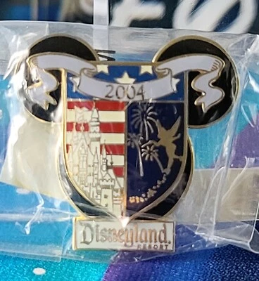 Disneyland Resort 2004 Pin Patriotic Shield Cast Exclusive Tinker Bell Disney - Image 1 of 2