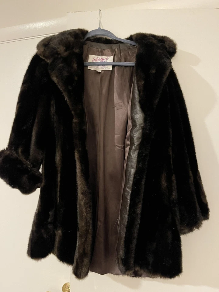 Abrigo de piel sintética negro de tela de lujo Intrigue para mujer de colección talla grande 12 Foto 1 de 4