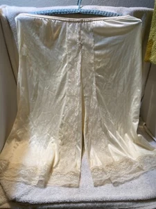 Vintage Pettipants Split Slip Ivory, Small Regular - Nice Vintage - Picture 1 of 9