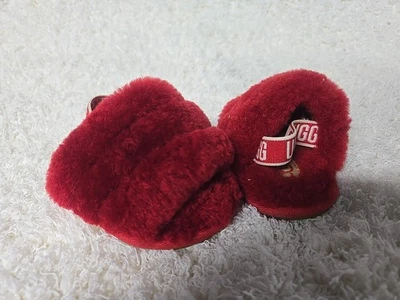 Sandalia UGG Fluff Yeah roja niño pequeño 2/3 Foto 1 de 4