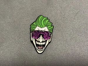 Chonchis x AMS Joker 🃏 Hutnadel Glow In The Dark Joker mit Sonnenbrille #121/160 - Bild 1 von 21