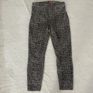 Leggings de punto con estampado de serpiente Spanx pantalones cómodos grandes - Imagen 1 de 8