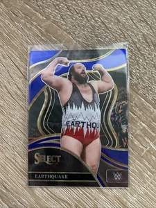 Panini WWE Select 2024 Blue Wave Prizm Ringside Earthquake /49 - Bild 1 von 2