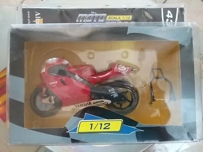 Modellino Moto Rosso Yamaha YZR500 Max Biaggi 2001 Scala 1/12 da collezione  - Immagine 1 di 4