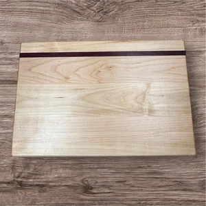 Handgefertigtes Schneidebrett 12x18 Ahorn und lila Herz elegant modern rustikal - Bild 1 von 4