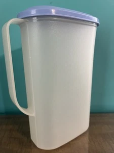 Jarra para refrigerador Tupperware Slim Line de 2 cuartos con tapa abatible azul A-50 - Imagen 1 de 12