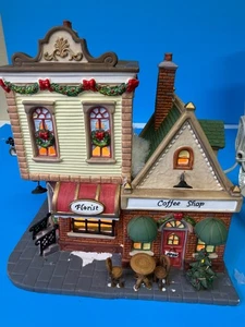 Floristería y cafetería Heartland Valley Village de porcelana iluminada con caja - Imagen 1 de 4