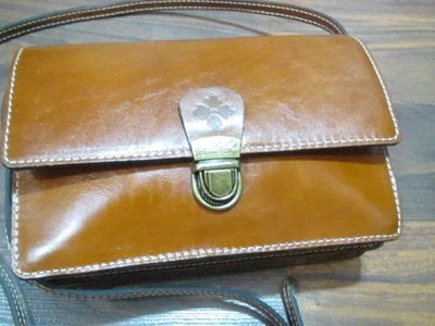 HERMOSO MONEDERO BANDOLERA PATRICIA NASH CUERO COÑAC CON DETALLES DE LATÓN Foto 1 de 4