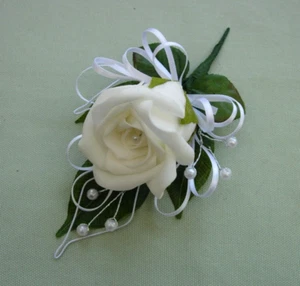 NEW DESIGNER WHITE ROSE/PEARL CORSAGE-BRIDE MUMS WEDDING FLOWERS BUTTONHOLES - Picture 1 of 3