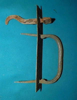 ANCIEN LOQUET A POUCIER POIGNÉE EN FER FORGÉ XVIIIe / XIXe. CLENCHE PORTE . n°6 - Photo 1/4