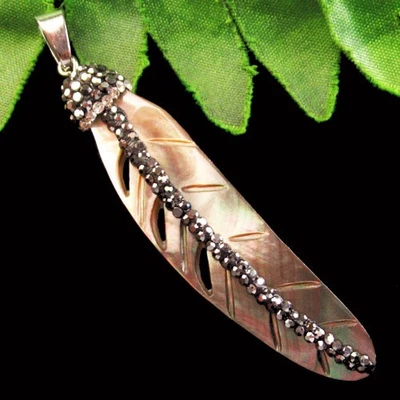 Pingente de penas cinza natural envolto em strass H93521 - Imagem 1 de 2