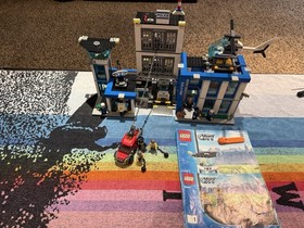 Lego CITY Police station W/ Mini-figures & 6 Instruction Books Complete 