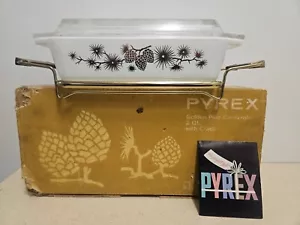 Casseruola salvaspazio vintage PYREX Golden Pine Cone 2 qt 575 con coperchio e culla - Foto 1 di 24