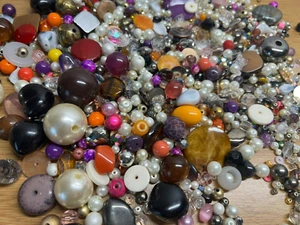 Job Lot Beads Reclaimed Mixed Vintage Beads Jewellery Making 600g #5 - Picture 1 of 4