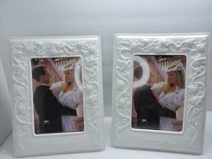 due cornici portafoto matrimonio abbinate in bianco con fiori e il mio matrimonio su di esse - Foto 1 di 6