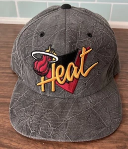 Mitchell & Ness NBA Miami Heat Script arrugado Snapback gris nuevo con etiquetas - Imagen 1 de 9