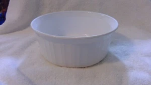 Sello vintage francés blanco 1985-99, en relieve, F-5-B, 1,6 L Corning Ware, sin tapa - Imagen 1 de 4