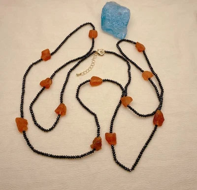 Colar longo natural preto facetado espinélio laranja âmbar forma livre áspera 47" - Imagem 1 de 4