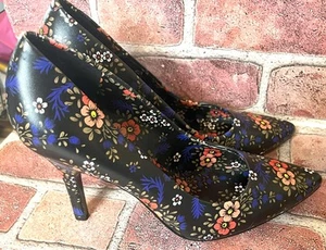 NINE WEST ZAPATOS DE TACÓN ALTO NEGROS CON FLORES MULTICOLORES GARISONO TALLA 8M - Imagen 1 de 5