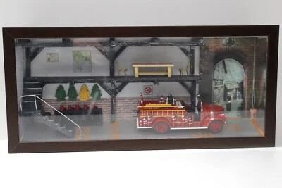 1:50 Signature 1941 GMC Fire Truck Diorama Set DETROIT - Immagine 1 di 4