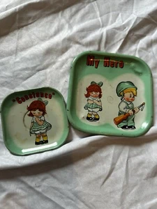 Vintage 40er Jahre WWII Ära 2 Stk. Set Kitschige Blechschalen 5" und 3,25" Tabletts Kinderteller - Bild 1 von 3