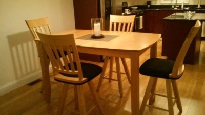Обеденный стол высотой стойки с натуральной отделкой + 6 поворотных стульев с черными сиденьями  - Изображение 1 из 4