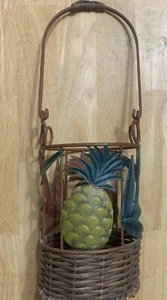 Cesta de mimbre y alambre diseño de alambre de piña y hojas fondo de mimbre con mango - Imagen 1 de 5
