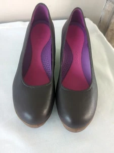 Crocs A-Leigh Womens Size 8 Closed Toe Wedge Shoes Leather Espresso Wedge Heels - Picture 1 of 8