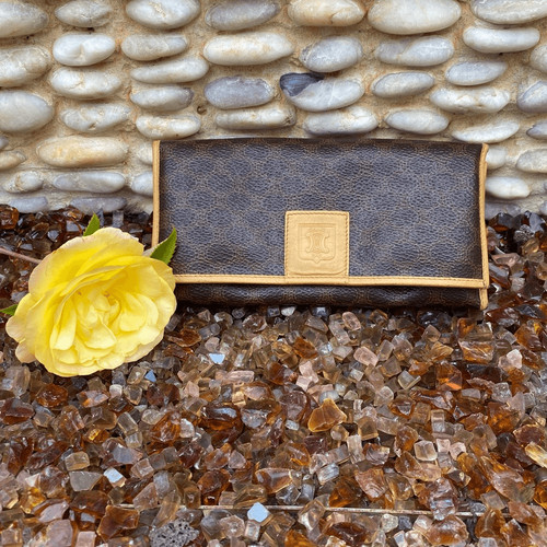 Portafoglio lungo rivestito in tela pelle Celine Macadam Continental con blocco bacio e COA