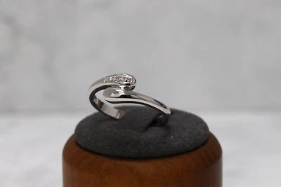 Anillo bypass de diamantes de oro blanco de 9 quilates - talla N1/2 Foto 1 de 4