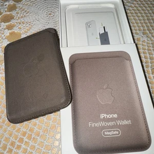 Apple FineWoven Wallet with MagSafe for iPhone 14/15 Series - Taupe - Photo 1 sur 4