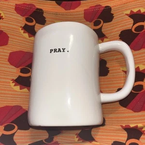 Rae Dunn PRAY weiß Kaffeebecher Schreibmaschinenschrift große Tasse Handwerker Magenta Latte - Bild 1 von 6