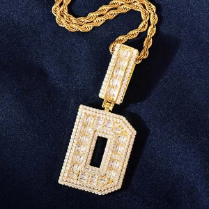 Umrissener Baguette Buchstaben Anhänger - einzelnes Design, 18K vergoldet, Luxus - Bild 1 von 6