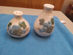 METLOX POPPYTRAIL SCULPTURED GRAPE SALT PEPPER SHAKERS SET VINTAGE - Picture 1 of 4