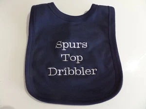 PERSONALISIERTES LÄTZCHEN - WUNDERSCHÖN BESTICKT FÜR SPORENFAN! LUSTIGES NEUHEITSGESCHENK - Bild 1 von 1