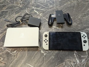 Nintendo Switch OLED-Modell HEG-001 Handheld-Konsole - 64GB - Weiß - Bild 1 von 22