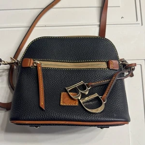 Borsa a tracolla Dooney & Bourke nera marrone pelle ciottoli mini cupola pulita - Foto 1 di 9