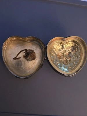Antiga caixa de bugigangas ou caixa de pílulas em forma de coração repousse marcas incomuns datadas - Imagem 1 de 4