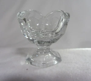 Panel de pedestal de vidrio de cristal vintage borde festoneado patas bodega abierta de sal - Imagen 1 de 3