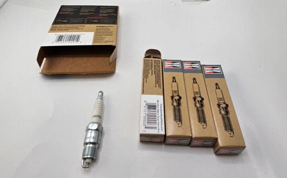 (CANTIDAD 4) Bujía Champion Copper Plus RV17YC para Chevrolet C2500 Suburban 1995 Foto 1 de 4